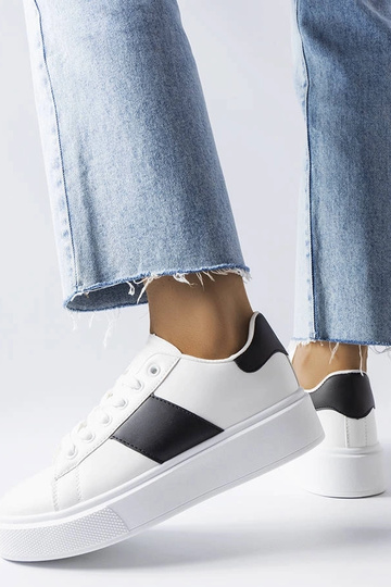 Białe sneakersy z czarnym...