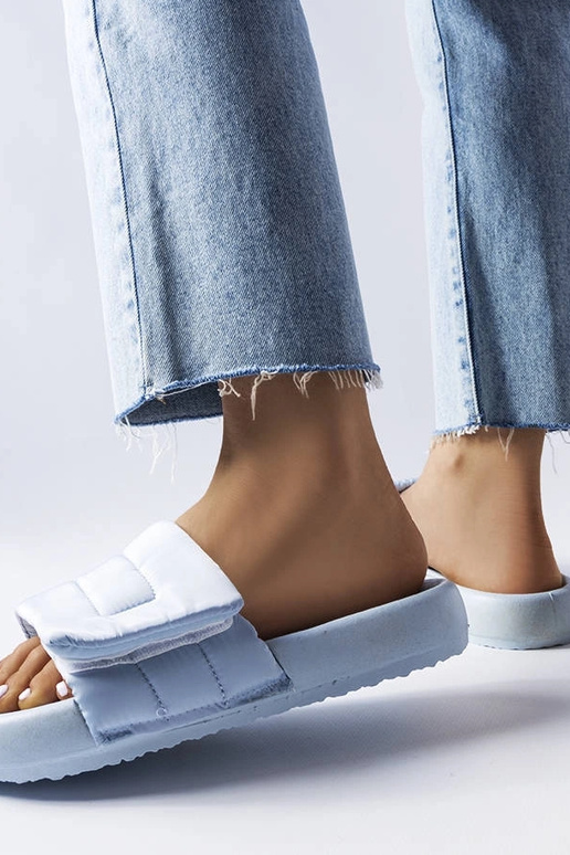 Niebieskie klapki zapinane na rzep...