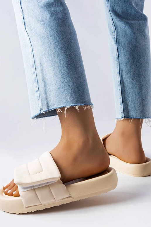 Beżowe klapki zapinane na rzep Aleron