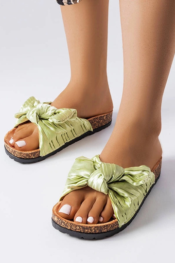 Zielone klapki z kokardą...