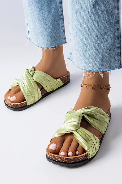 Zielone klapki zdobione materiałem...