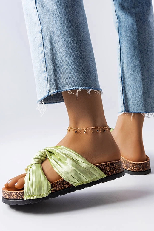 Zielone klapki zdobione materiałem...