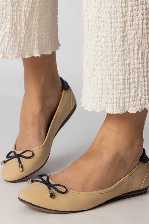 Beżowe balerinki zdobione kokardką...