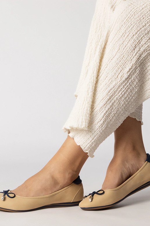 Beżowe balerinki zdobione kokardką...