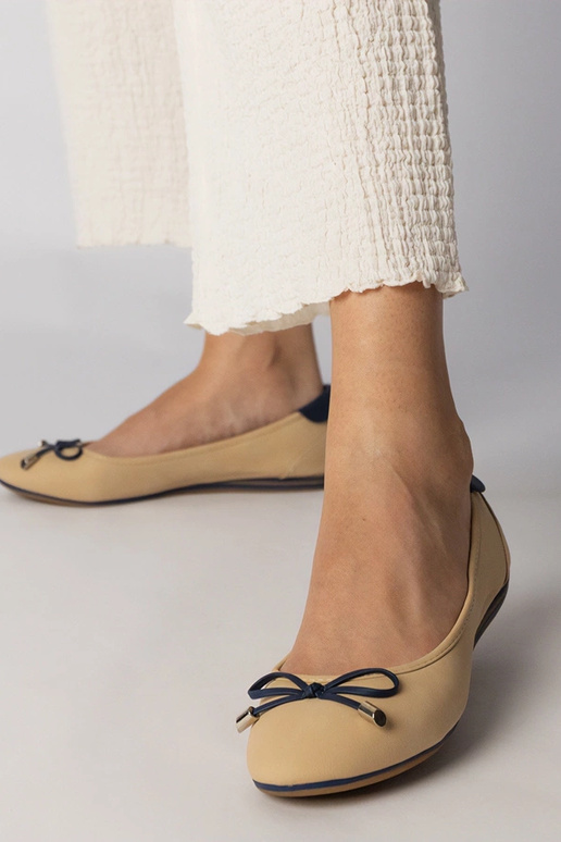 Beżowe balerinki zdobione kokardką...