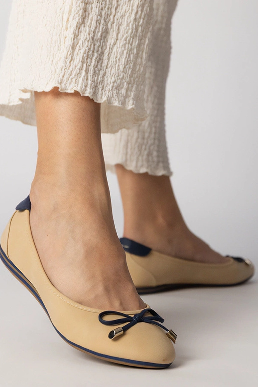 Beżowe balerinki zdobione kokardką...