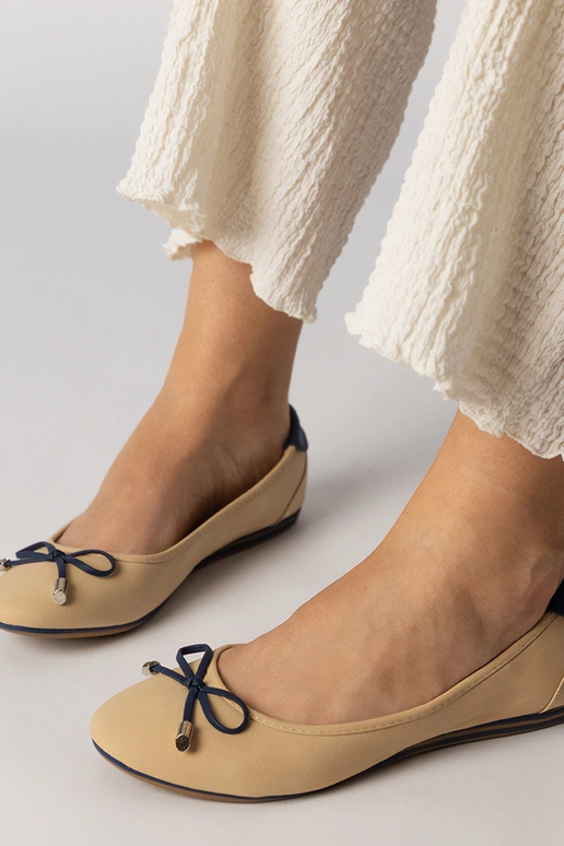 Beżowe balerinki zdobione kokardką...