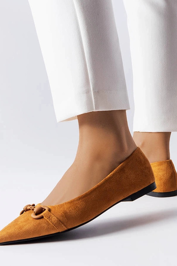 Brązowe balerinki ze...