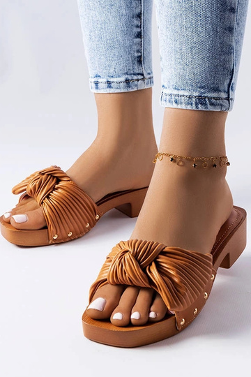 Beżowe klapki z łańcuchem Levy