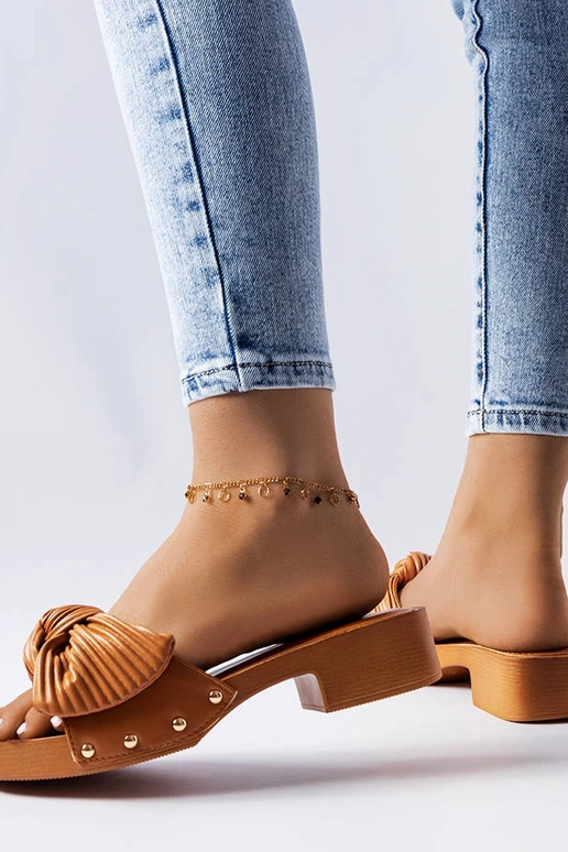 Brązowe klapki na niskim słupku...