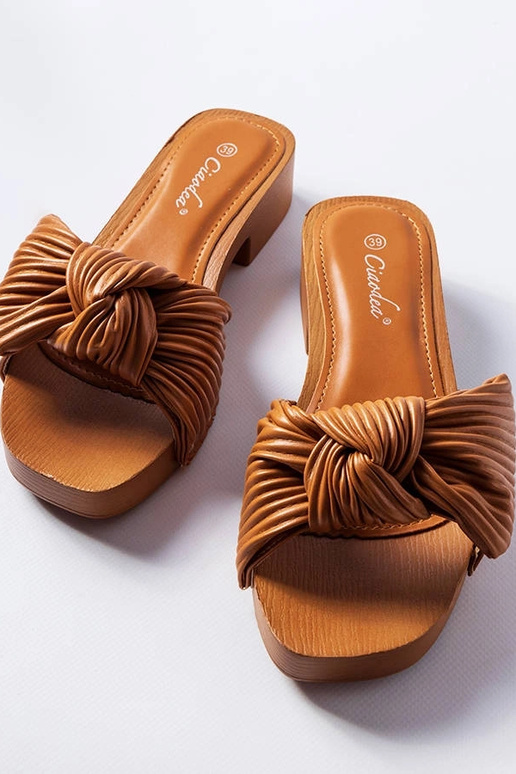 Brązowe klapki na niskim słupku...