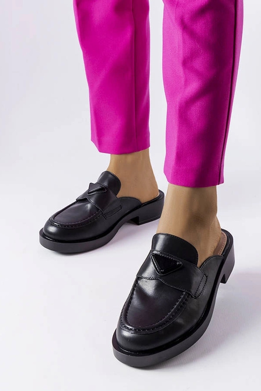 Czarne klapki z zabudowanym noskiem...