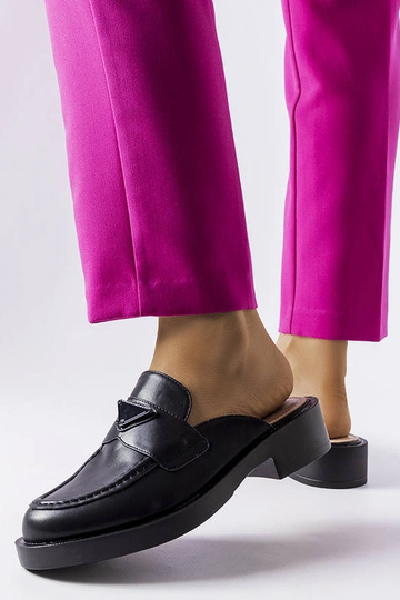 Czarne klapki z zabudowanym... 2