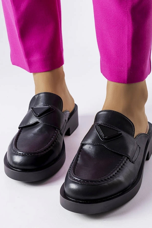 Beżowe klapki z łańcuchem Levy