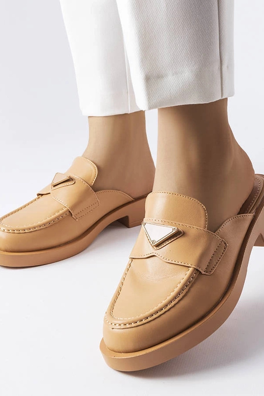 Brązowe klapki z zabudowanym noskiem...