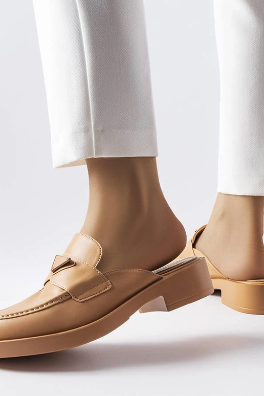 Beżowe klapki z łańcuchem Levy