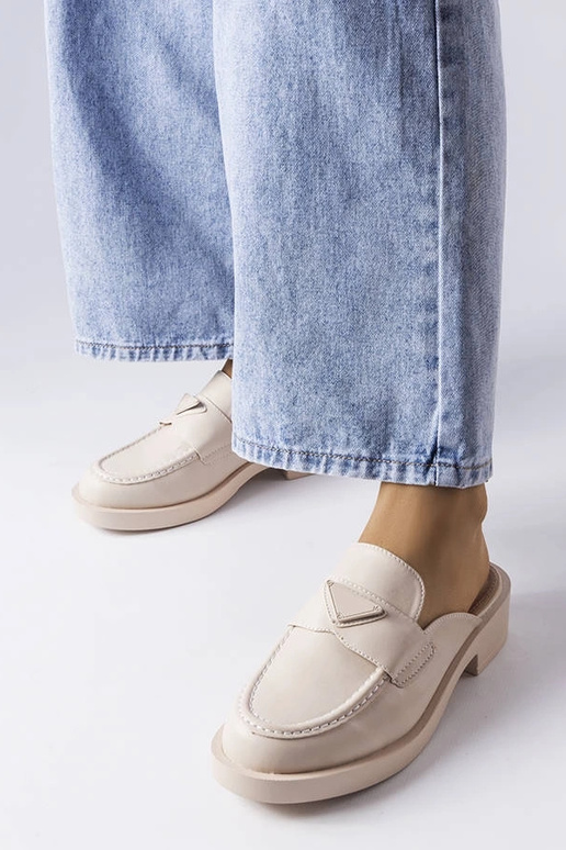 Beżowe klapki z łańcuchem Levy