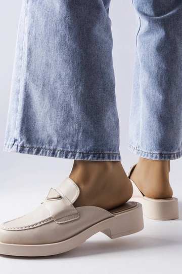 Beżowe klapki z zabudowanym... 2