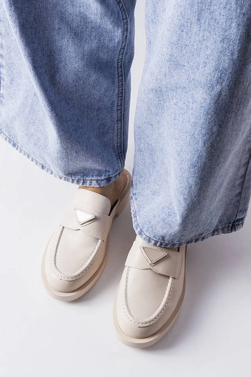 Beżowe klapki z łańcuchem Levy