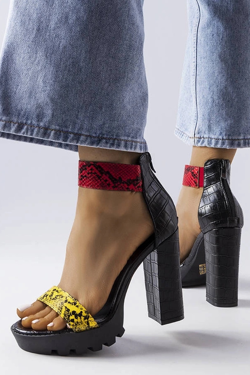 Żółte sandały z wężowym printem...