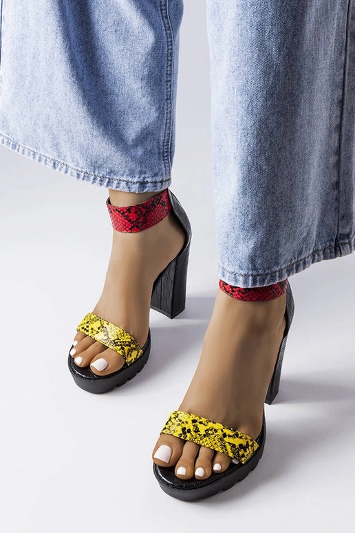 Żółte sandały z wężowym printem...