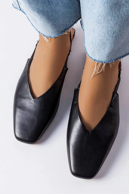 Czarne sandały z zakrytym noskiem...