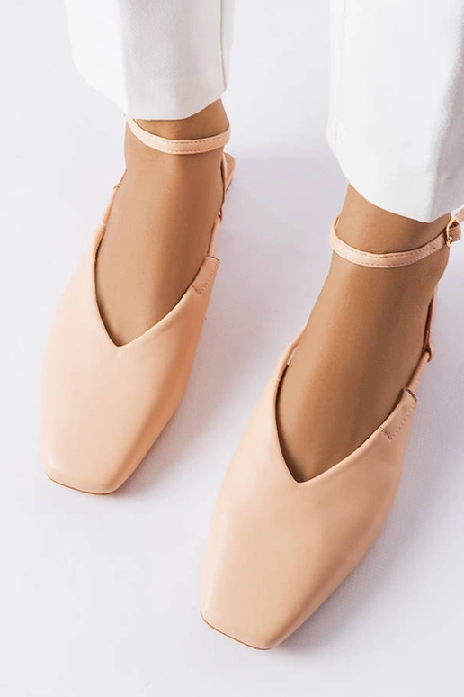 Różowe sandały z zakrytym noskiem...