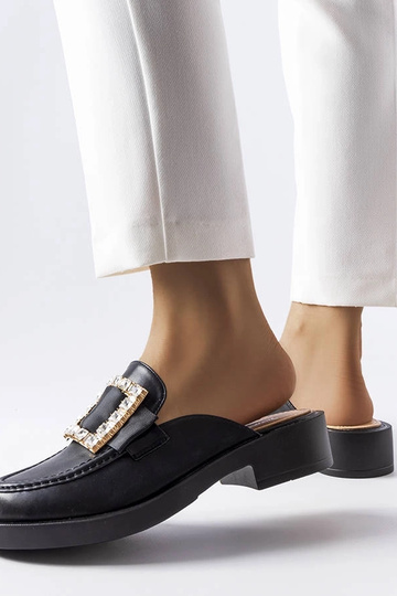 Beżowe klapki z łańcuchem Levy 2