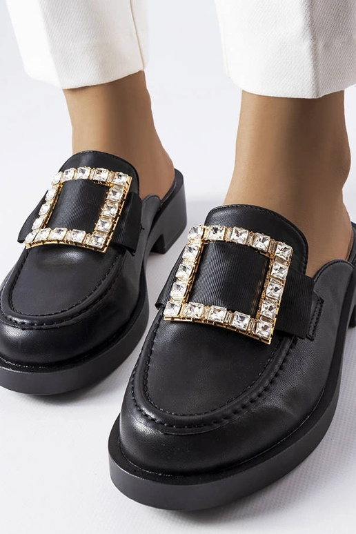 Czarne klapki z zabudowanym noskiem...