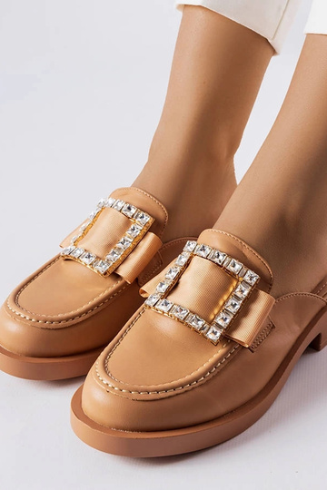 Beżowe klapki z łańcuchem Levy 2