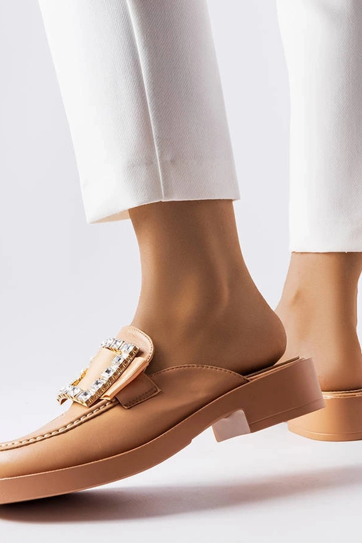 Beżowe klapki z łańcuchem Levy