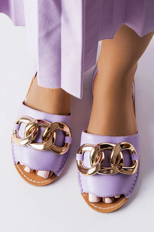 Fioletowe sandały zdobione łańcuchem...