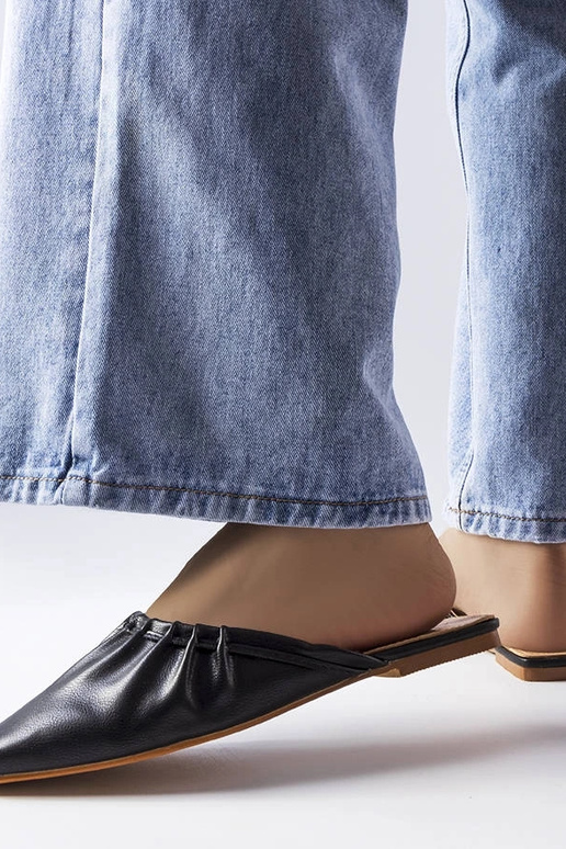 Czarne marszczone klapki z noskiem...