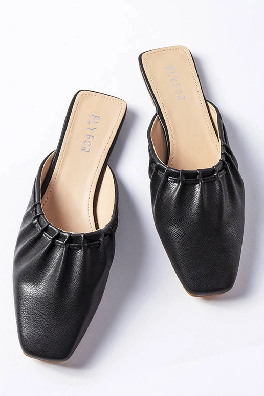 Czarne marszczone klapki z noskiem...