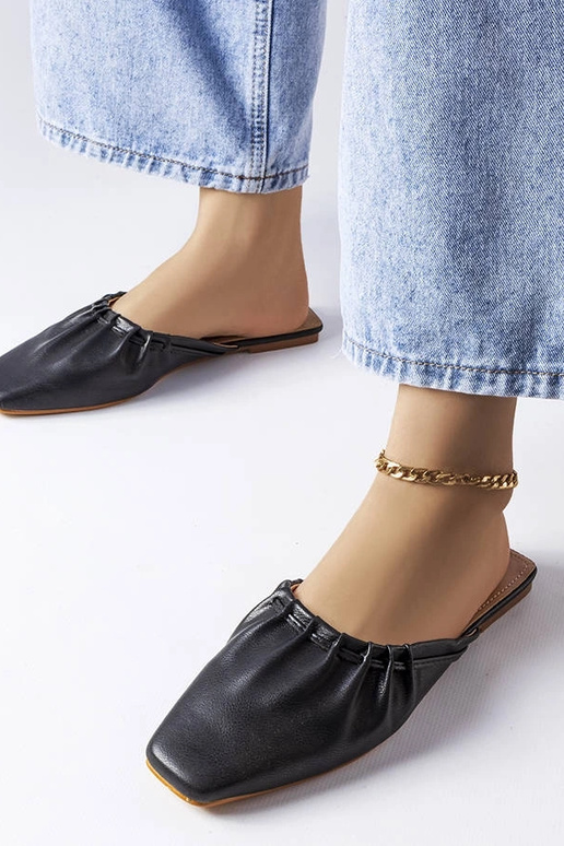 Czarne marszczone klapki z noskiem...