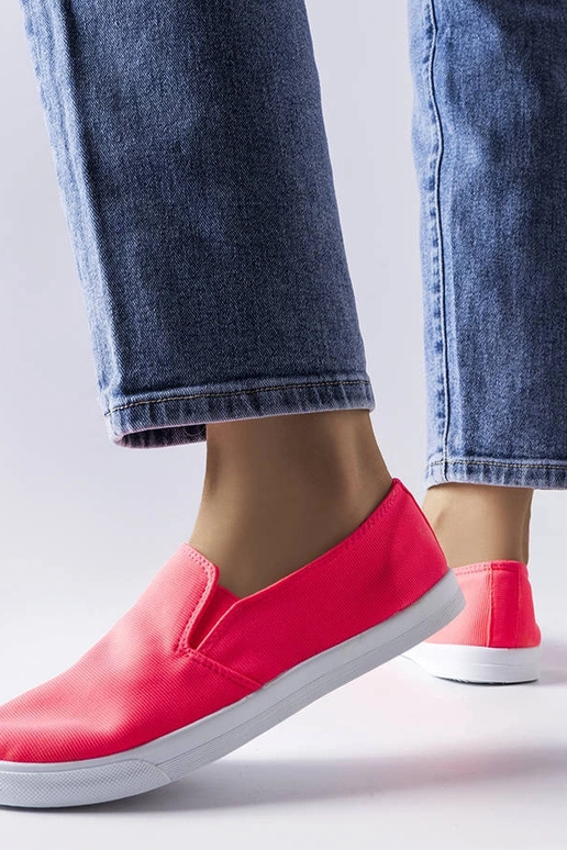 Różowe materiałowe tenisówki wsuwane...