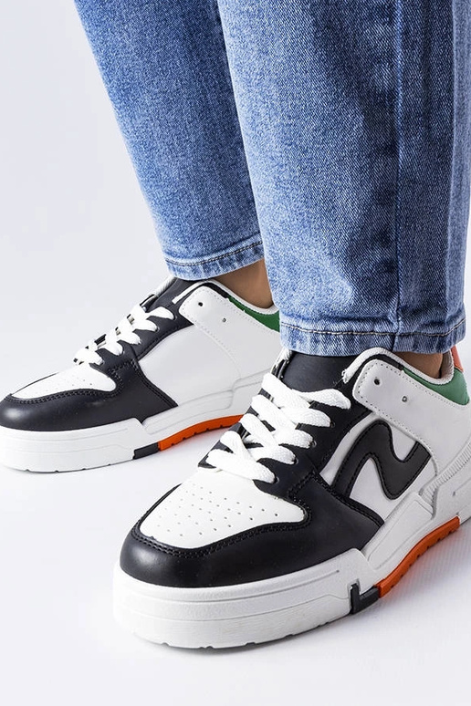 Czarno-białe buty na grubszej...