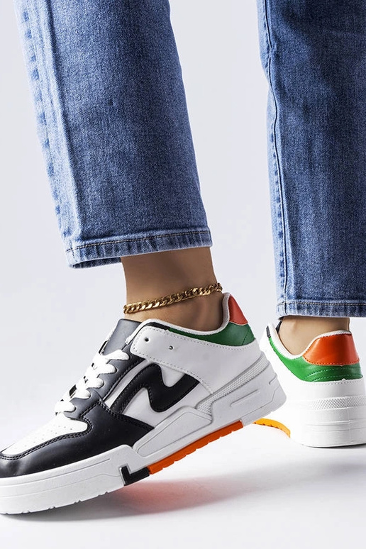 Czarno-białe buty na grubszej...