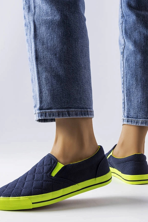 Granatowe pikowane tenisówki wsuwane...