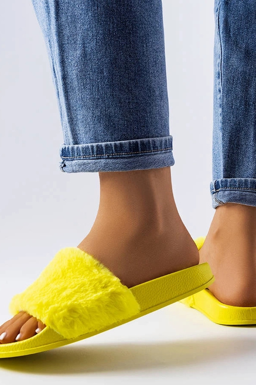 Beżowe klapki z łańcuchem Levy