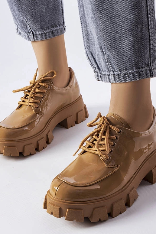 Brązowe lakierowane półbuty Beccadelli