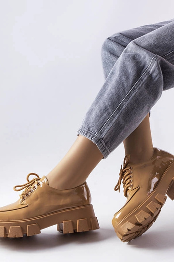 Brązowe lakierowane półbuty... 2