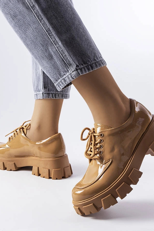 Brązowe lakierowane półbuty Beccadelli