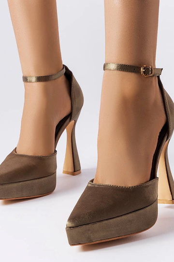 Beige high heels Thrower