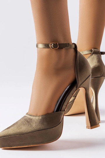 Beige high heels Thrower 2