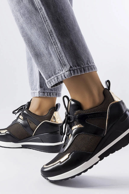 Czarno-złote sneakersy na koturnie...