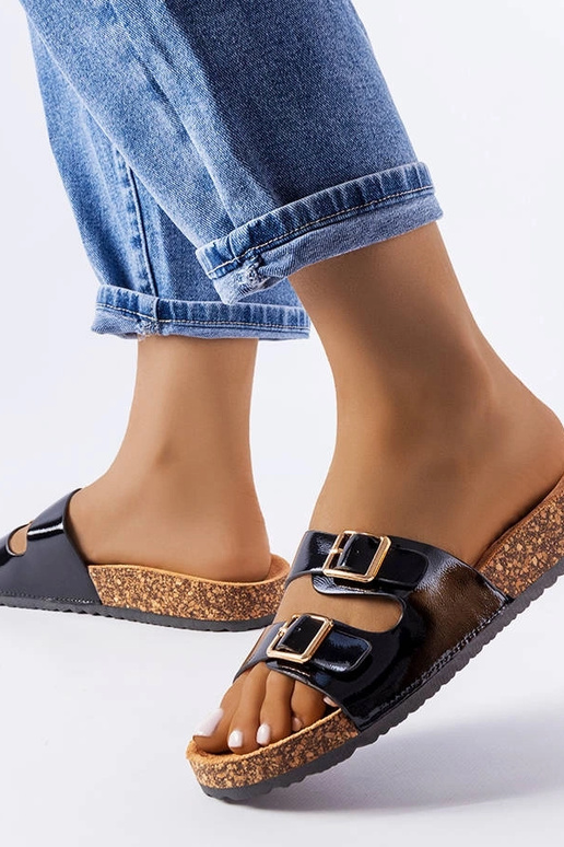 Czarne klapki na korkowej podeszwie...