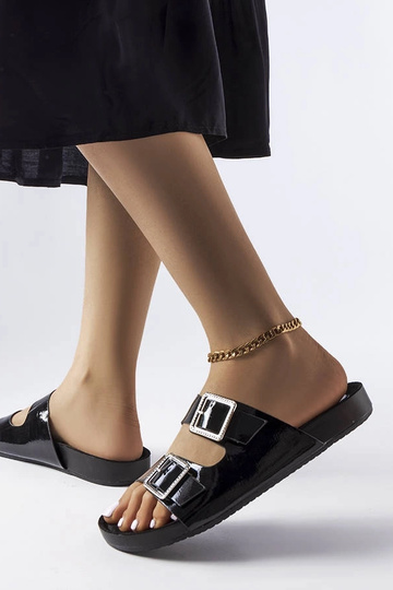 Beżowe klapki z łańcuchem Levy 2