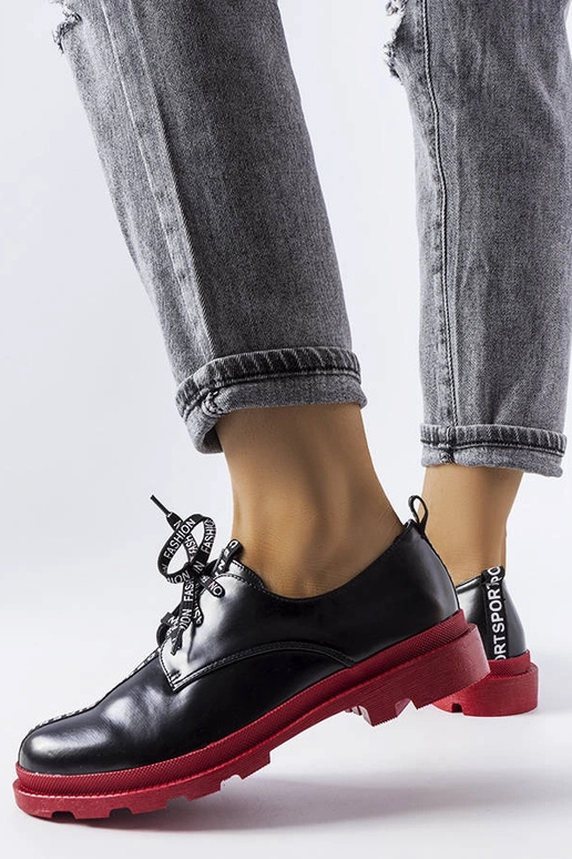 Czarne półbuty z kontrastową podeszwą...