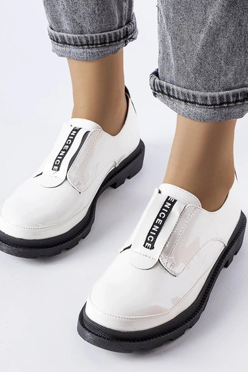 Białe lakierowane półbuty...